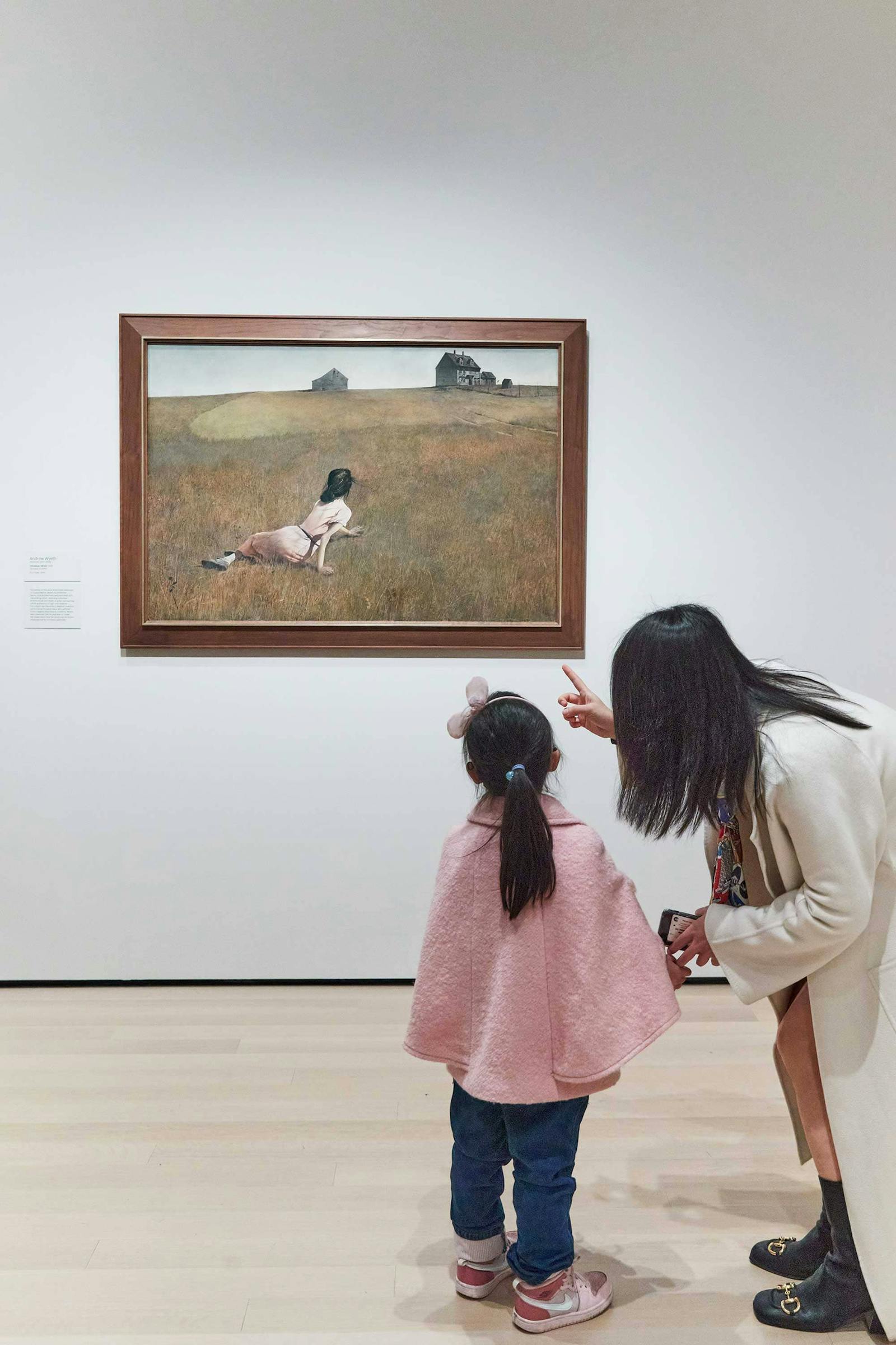 MoMAで絵画を観察する母親と娘