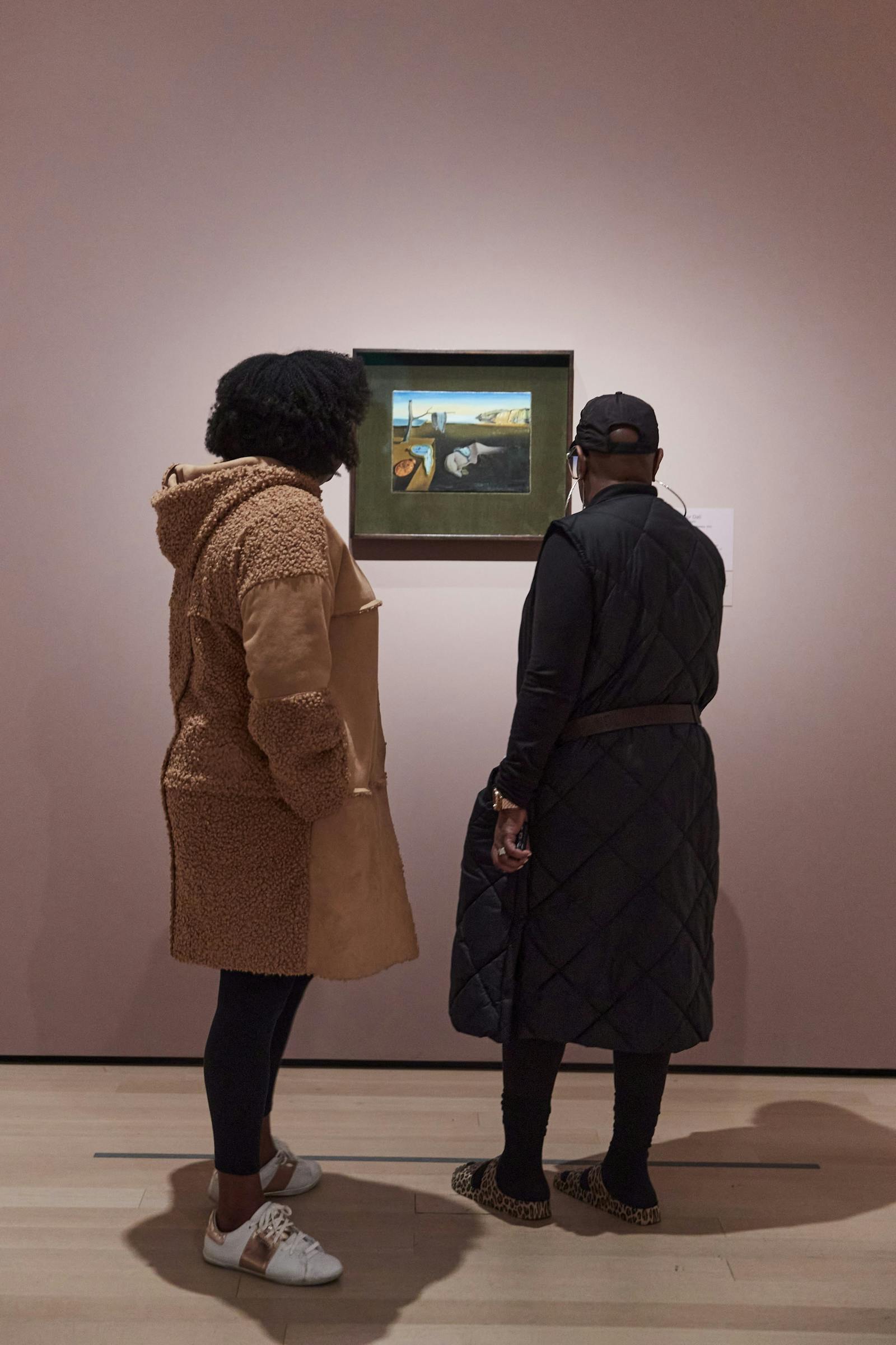 MoMAでシュルレアリスム作品を賞賛する訪問者たち