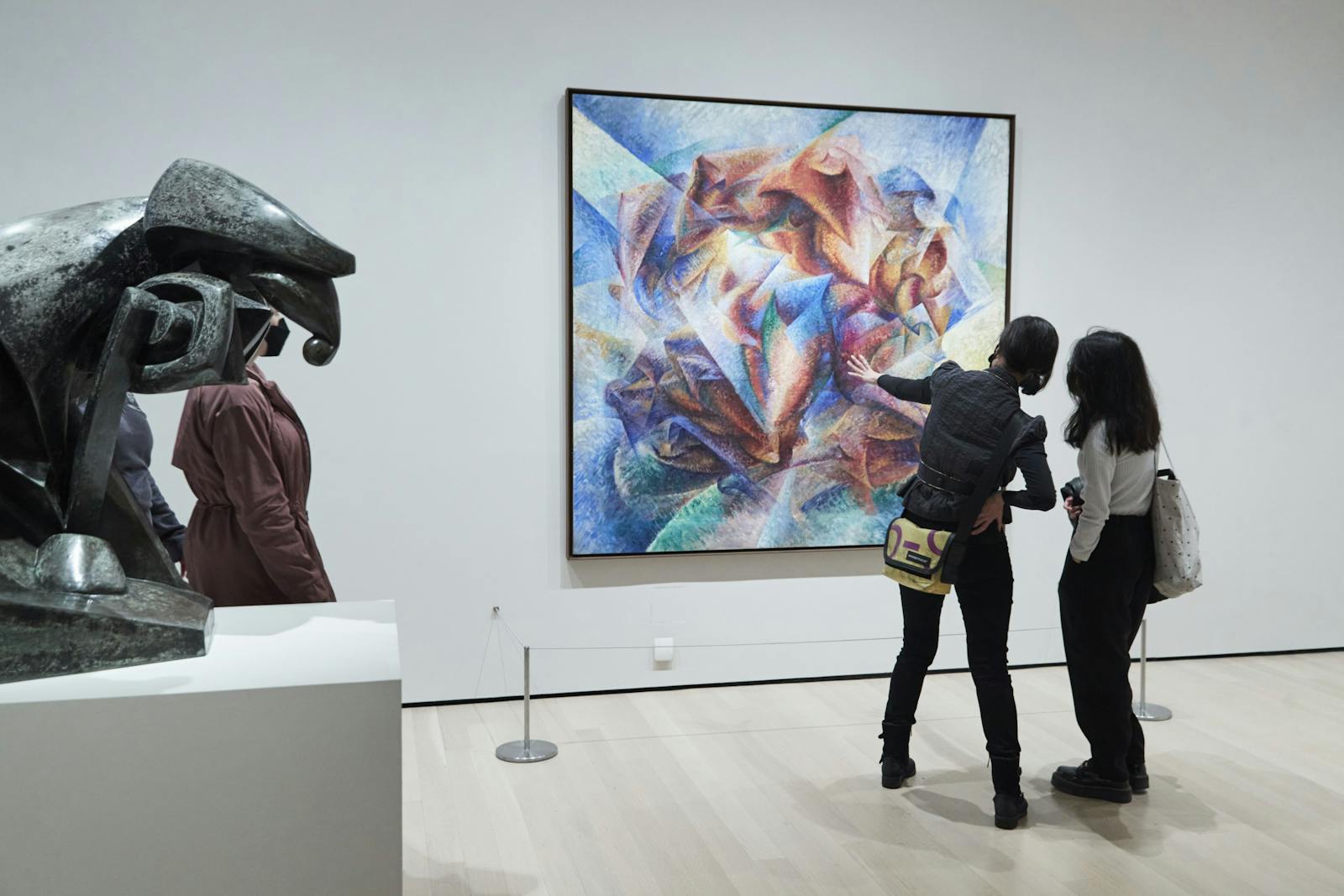 Besøkende som beundrer et abstrakt maleri i MoMA
