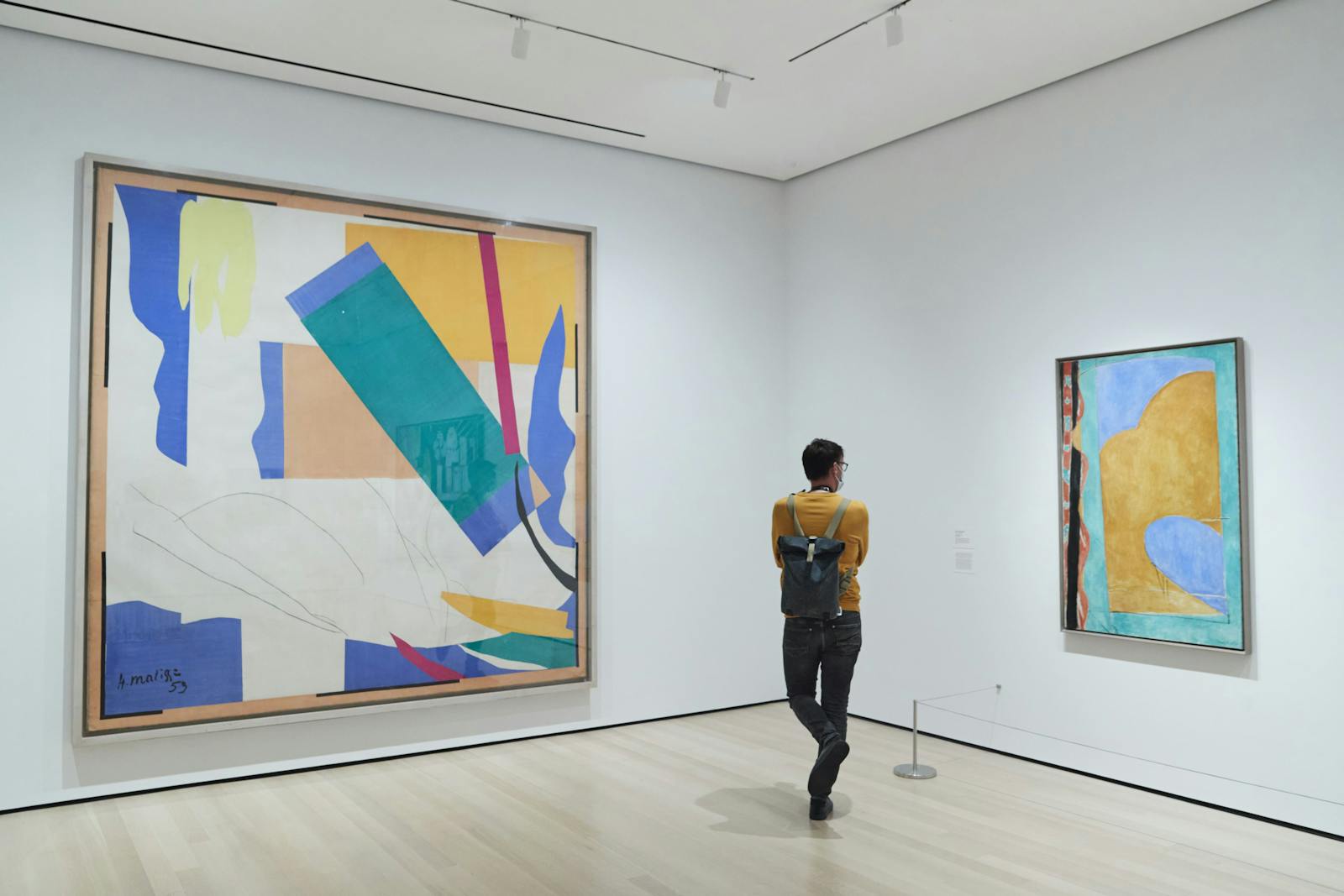 Odwiedzający kontemplujący dzieła abstrakcyjne w MoMA