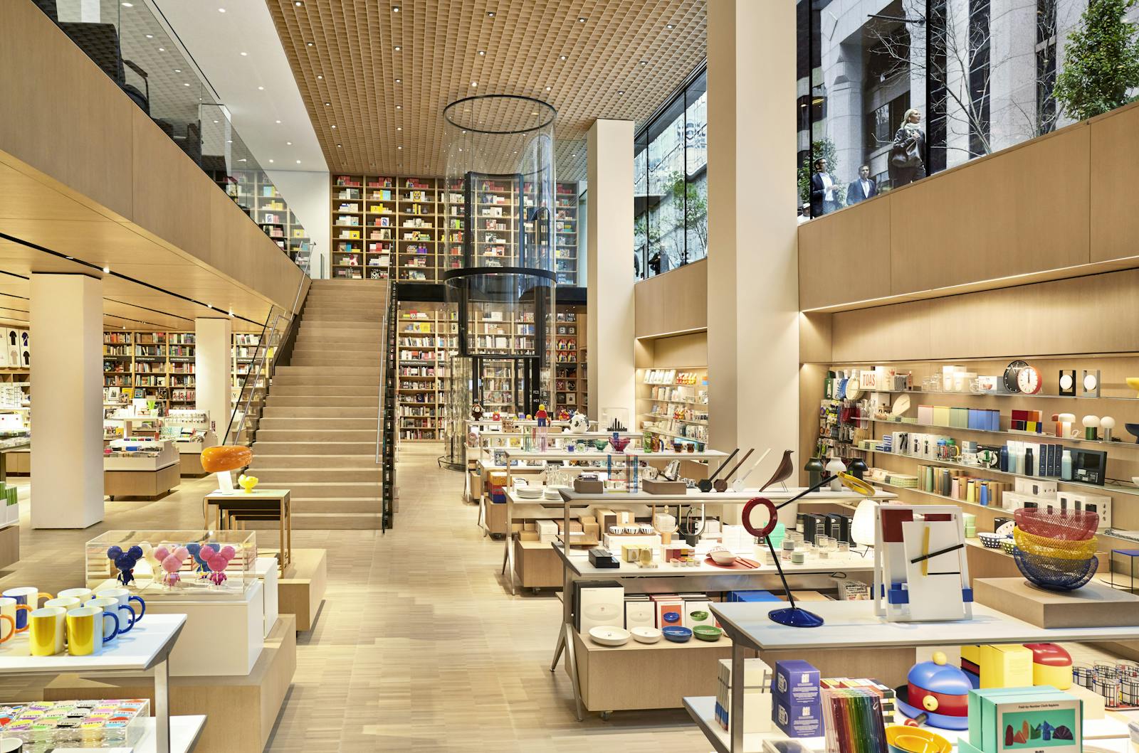Jasne i designerskie wnętrze sklepu MoMA Design Store