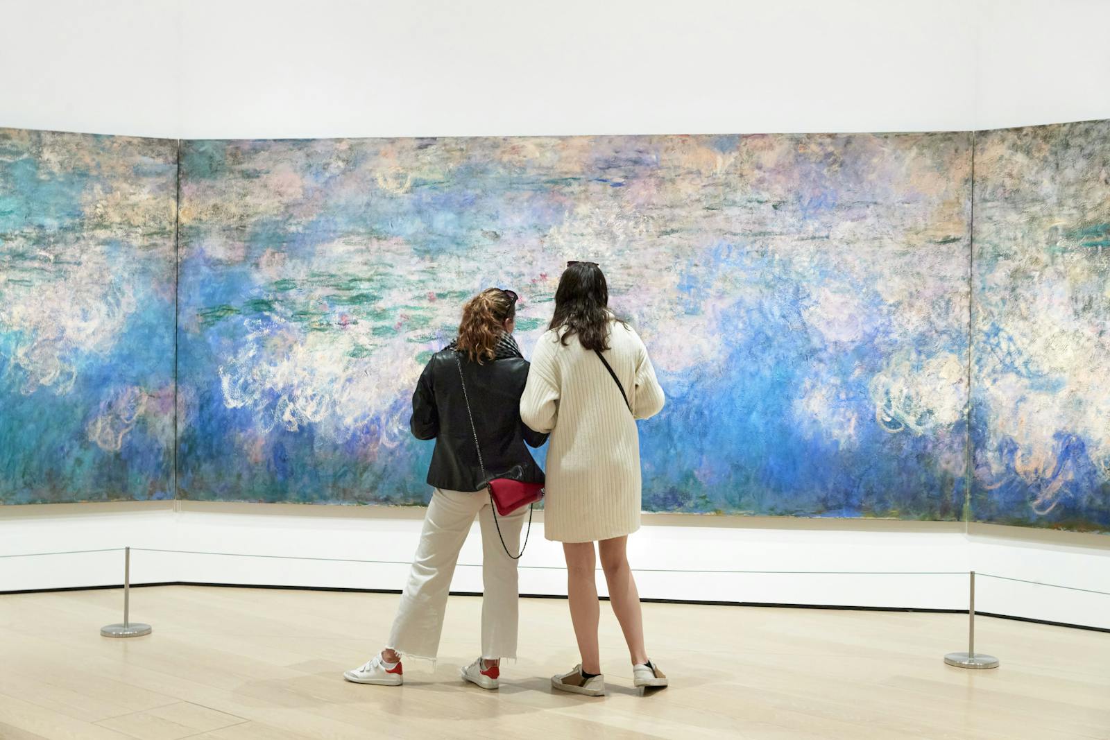 Visitantes admirando as Ninféias no MoMA